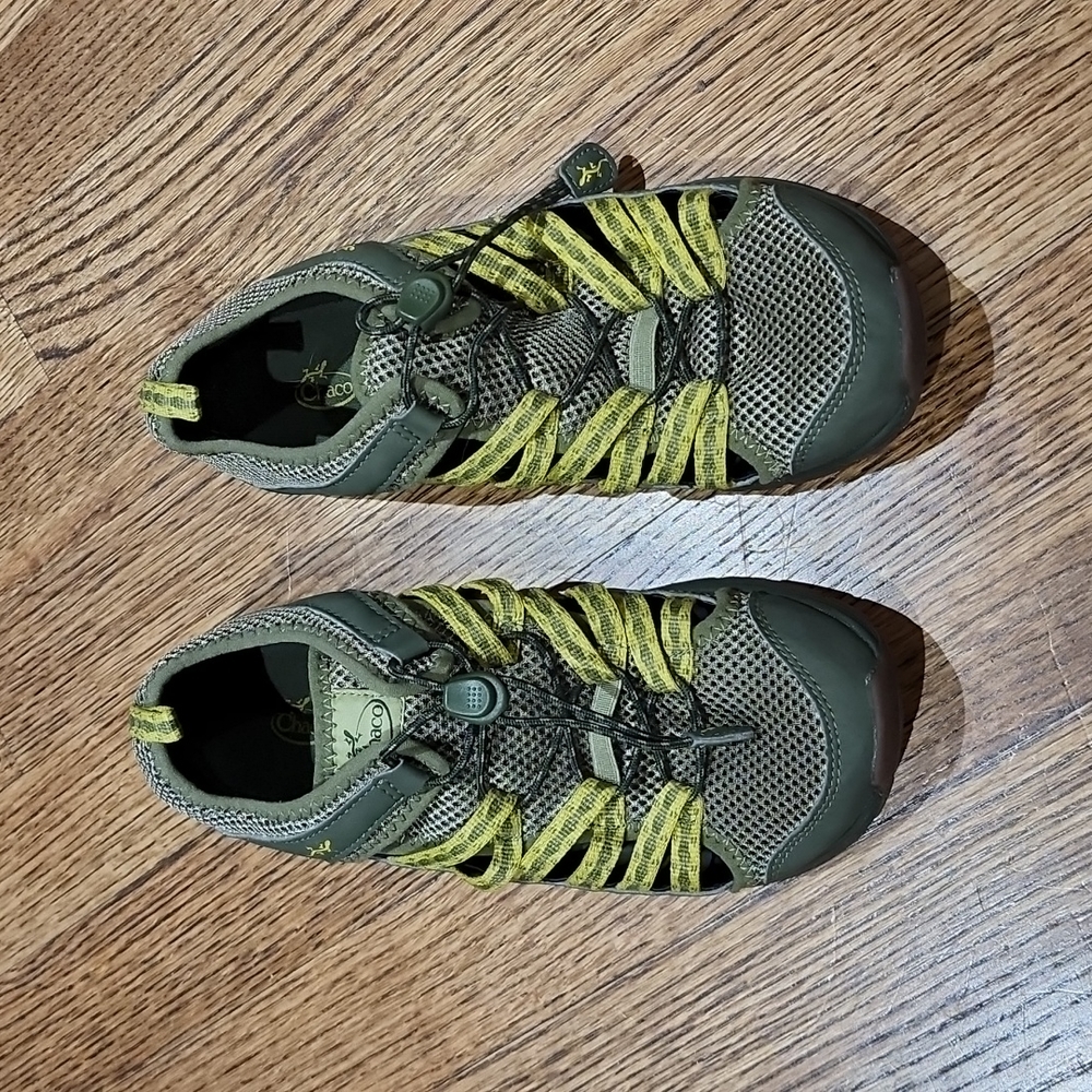 Chaco kids water shoes size 5
